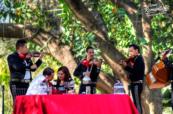 fotografias durante cena romantica en guadalajara